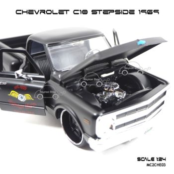 โมเดลรถกระบะ CHEVROLET C10 STEPSIDE 1969 สีดำด้าน (Scale 1:24) ห้องเครื่องเหมือนจริง