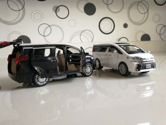 โมเดลรถตู้ TOYOTA ALPHARD มีสีขาวกับสีดำ