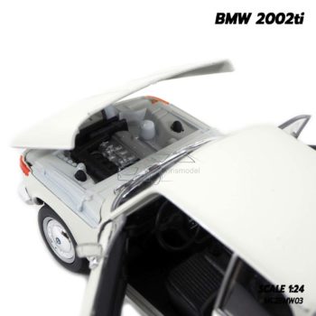 โมเดลรถคลาสสิค BMW 2002ti สีขาวครีม (Scale 1/24) เครื่องยนต์เหมือนจริง