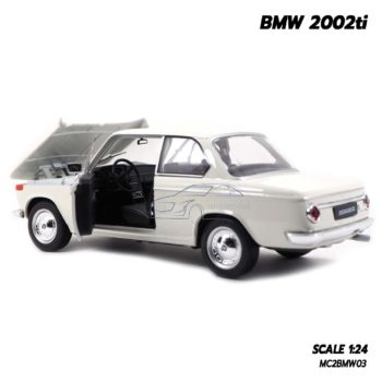 โมเดลรถคลาสสิค BMW 2002ti สีขาวครีม (Scale 1/24) ภายในรถจำลองเหมือนจริง
