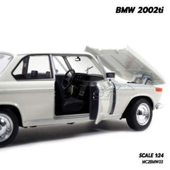 โมเดลรถคลาสสิค BMW 2002ti สีขาวครีม (Scale 1/24) โมเดลประกอบสำเร็จ